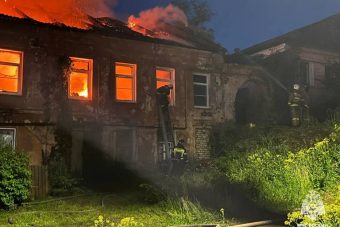 Дюжину жильцов пылавшего дома эвакуировали спасатели в Тверской области
