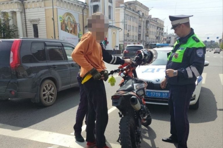 Подросток без прав ездил на питбайке по центру Твери Подросток без прав ездил на питбайке по центру Твери