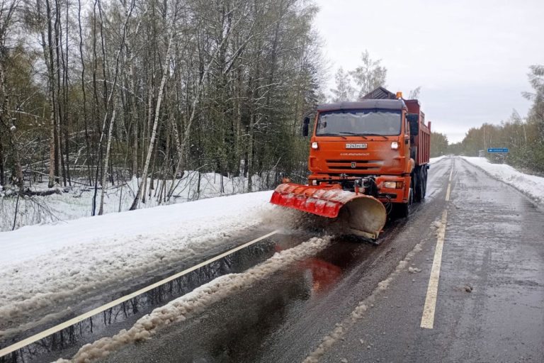 В Тверской области дорожники ликвидируют последствия майского снегопада В Тверской области дорожники ликвидируют последствия майского снегопада