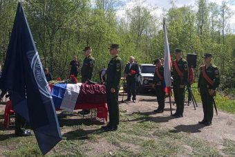 В Тверской области траурный залп прозвучал в честь погибшего в зоне СВО бойца с позывным "Метис"