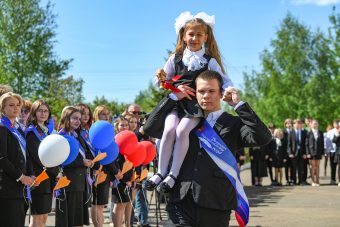 Игорь Руденя поздравил выпускников Тверской области с окончанием учебы в школе
