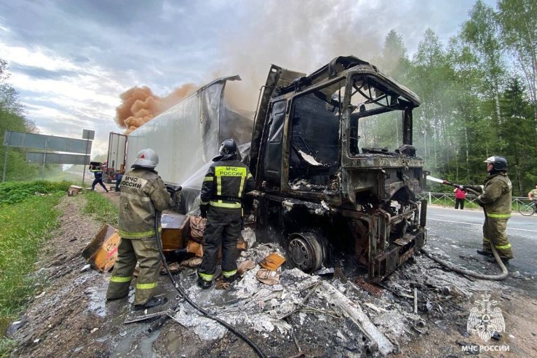 Грузовой автомобиль горел на М-9 в Тверской области
