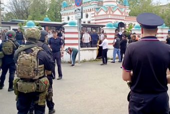 Люди с оружием искали в тверской мечети преступника и вручали повестки в военкомат