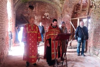 В Тверской области помолились на руинах храма с трагической судьбой