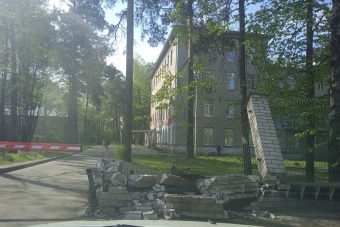 Иномарка снесла забор возле больницы в Твери
