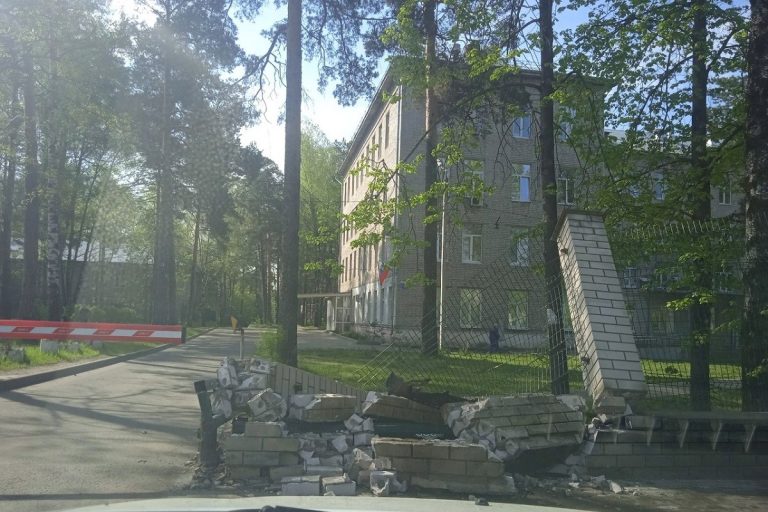 Иномарка снесла забор возле больницы в Твери Иномарка снесла забор возле больницы в Твери
