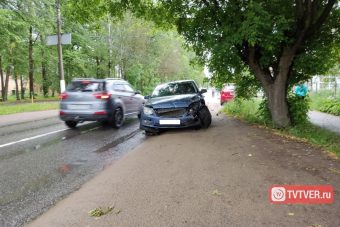 В массовом ДТП в Твери пострадала женщина