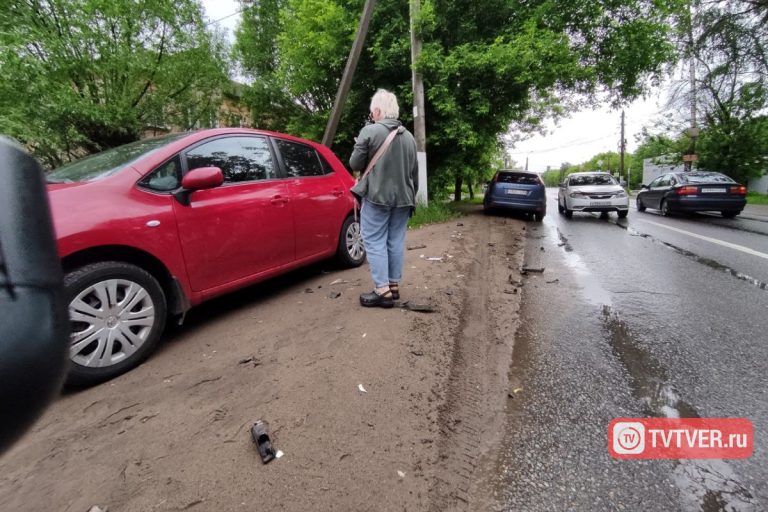 В массовом ДТП в Твери пострадала женщина