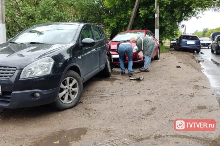 В массовом ДТП в Твери пострадала женщина