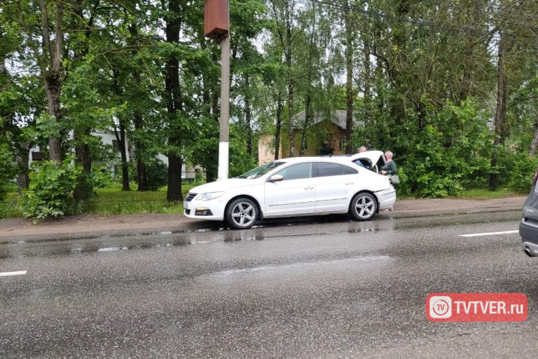 В массовом ДТП в Твери пострадала женщина