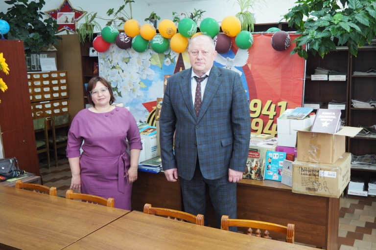 Сергей Голубев передал в библиотеку Зубцова книги, собранные депутатами и сотрудниками аппарата Заксобрания Сергей Голубев передал в библиотеку Зубцова книги, собранные депутатами и сотрудниками аппарата Заксобрания