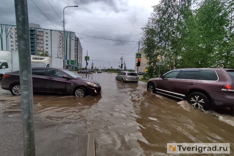 Проливной дождь парализовал автомобильное движение в Твери