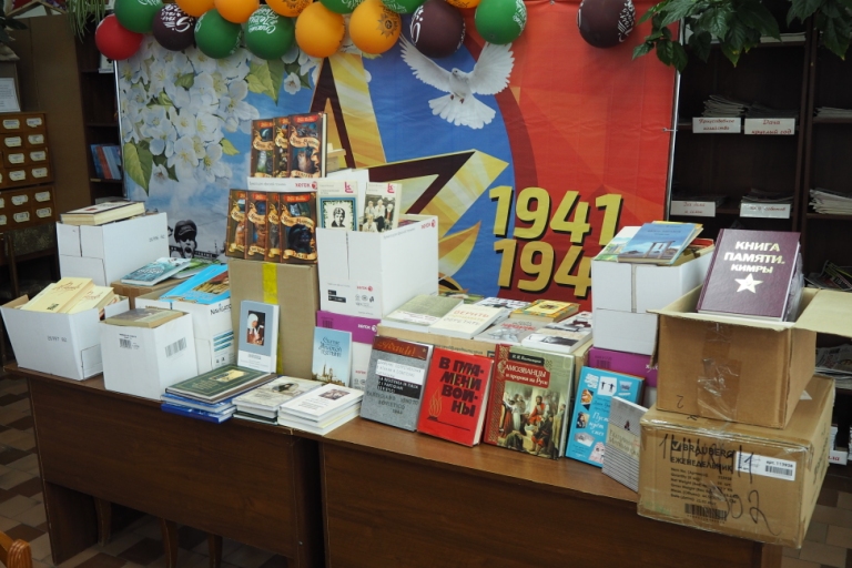 Сергей Голубев передал в библиотеку Зубцова книги, собранные депутатами и сотрудниками аппарата Заксобрания