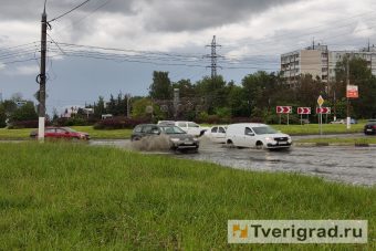 Проливной дождь парализовал автомобильное движение в Твери