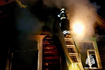 В Твери загорелся деревянный дом