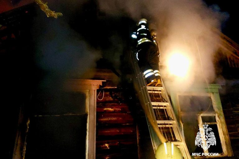 В Твери загорелся деревянный дом В Твери загорелся деревянный дом