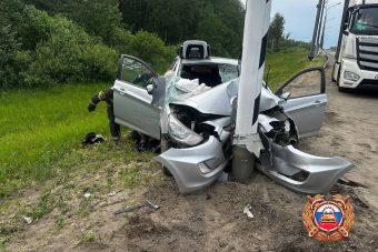 Четыре человека пострадали при столкновении легковушки со столбом под Тверью