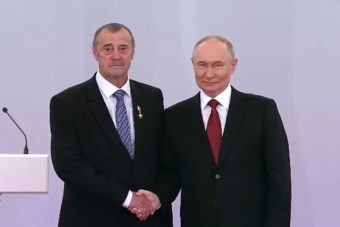 Президент России вручил золотую медаль Героя Труда работнику Тверского вагонзавода