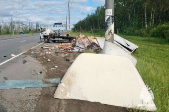 Водитель чудом уцелел в жестком ДТП на трассе под Тверью