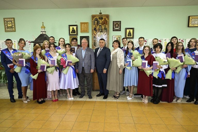 Игорь Руденя и Сергей Степашин вручили аттестаты выпускникам Городенской православной гимназии