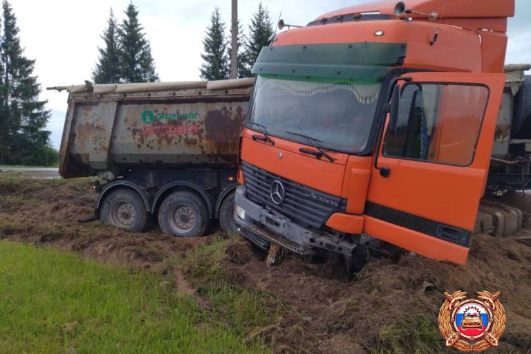 Два человека пострадали в ДТП с участием многотонного грузовика и легковушки в Тверской области