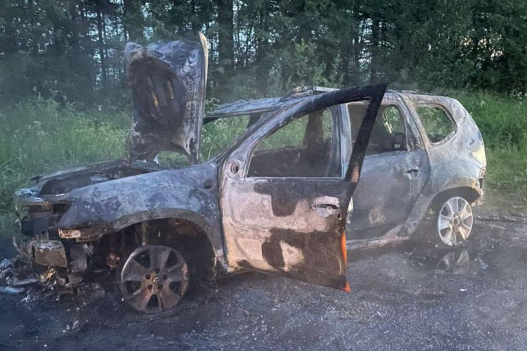 На дороге под Тверью сгорел автомобиль На дороге под Тверью сгорел автомобиль