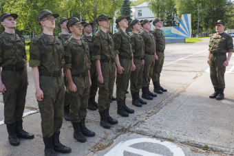 На аэродроме в Твери новобранцев учат ходить строем