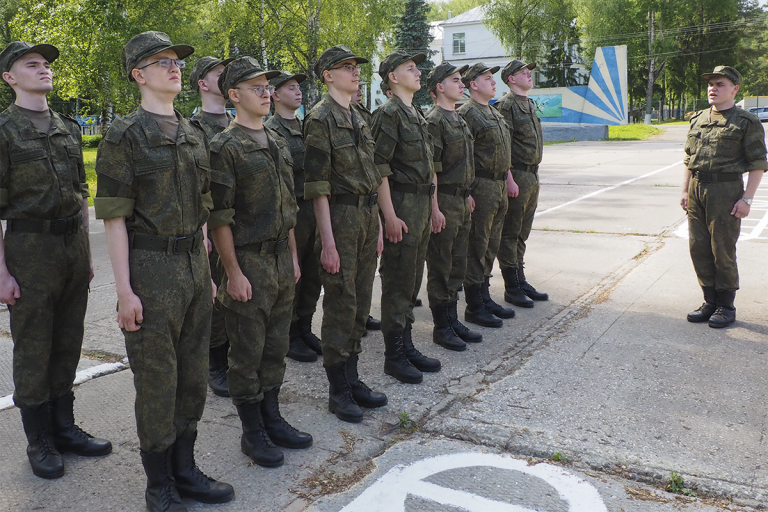 На аэродроме в Твери новобранцев учат ходить строем На аэродроме в Твери новобранцев учат ходить строем