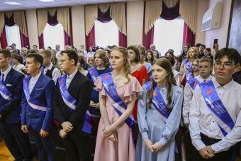 Игорь Руденя и Сергей Степашин вручили аттестаты выпускникам Городенской православной гимназии