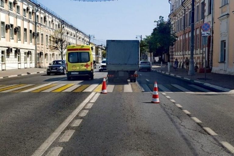 "Газель" сбила пешехода в центре Твери "Газель" сбила пешехода в центре Твери