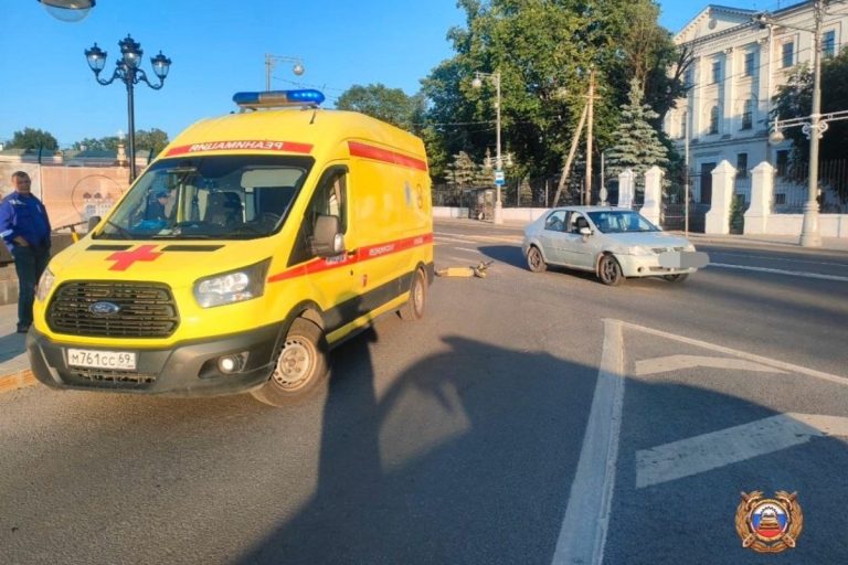 Двух подростков на электросамокате сбили в центре Твери
