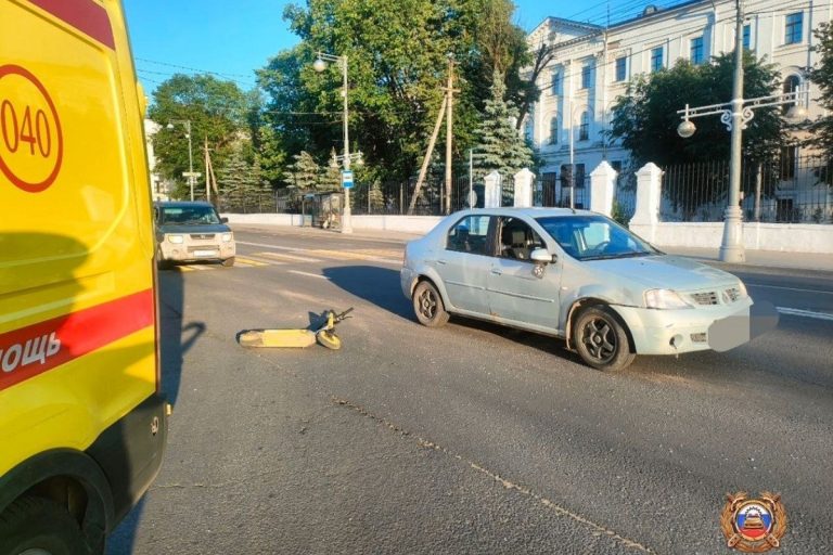 Двух подростков на электросамокате сбили в центре Твери