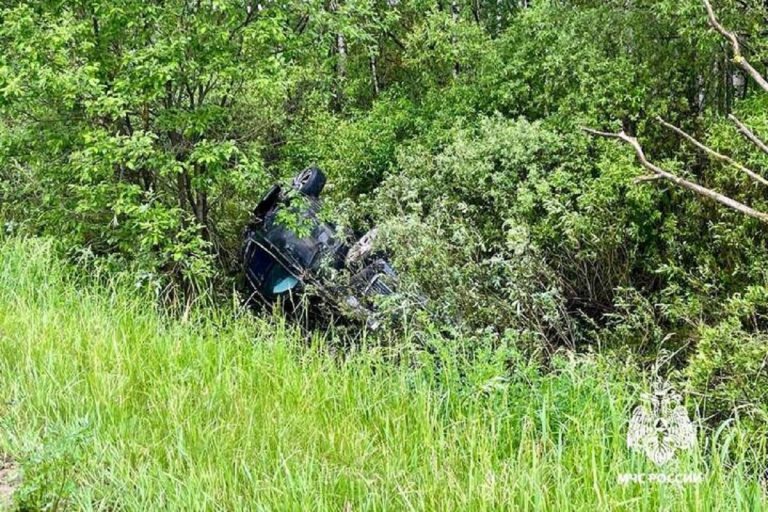 Легковушка оказалась в кювете в результате ДТП под Тверью Легковушка оказалась в кювете в результате ДТП под Тверью