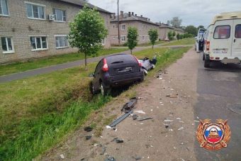 Две легковушки оказались в кювете после столкновения в Тверской области