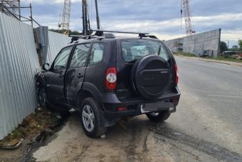 Легковушка врезалась в бетонные блоки в Заволжском районе Твери