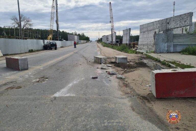 Легковушка врезалась в бетонные блоки в Заволжском районе Твери