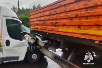 Фургон и грузовик столкнулись в Тверской области