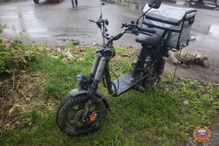Юношу на электровелосипеде сбили в Твери