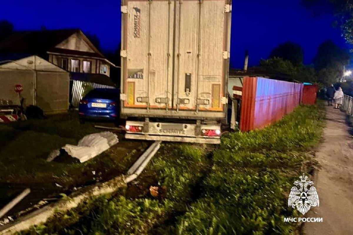 Фура снесла забор частного домовладения в Тверской области