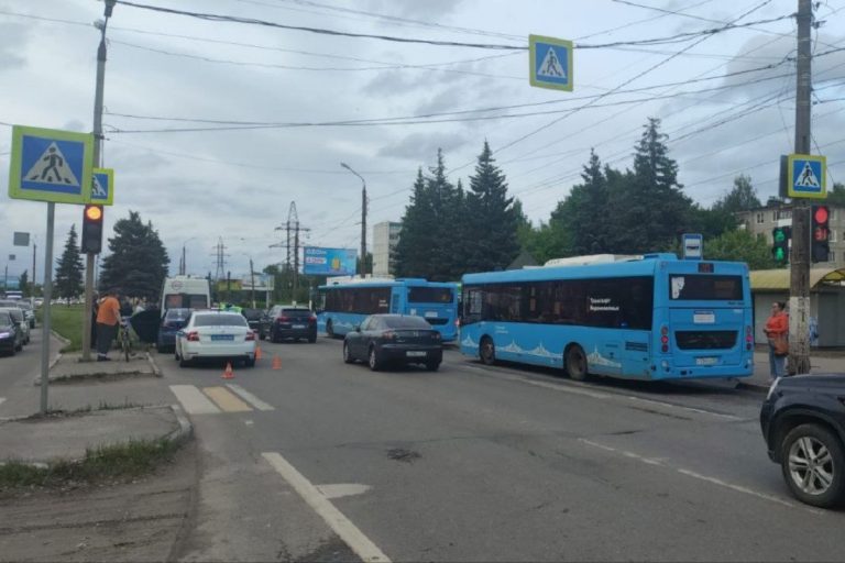 Юный водитель сбил двух подростков на переходе в Твери