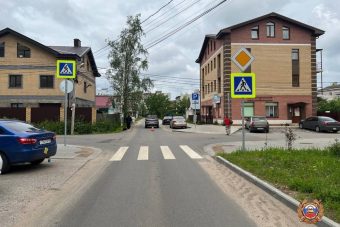Двое мужчин на электросамокате врезались в автомобиль в Твери
