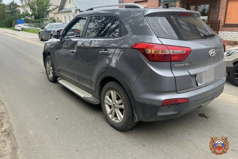 Двое мужчин на электросамокате врезались в автомобиль в Твери