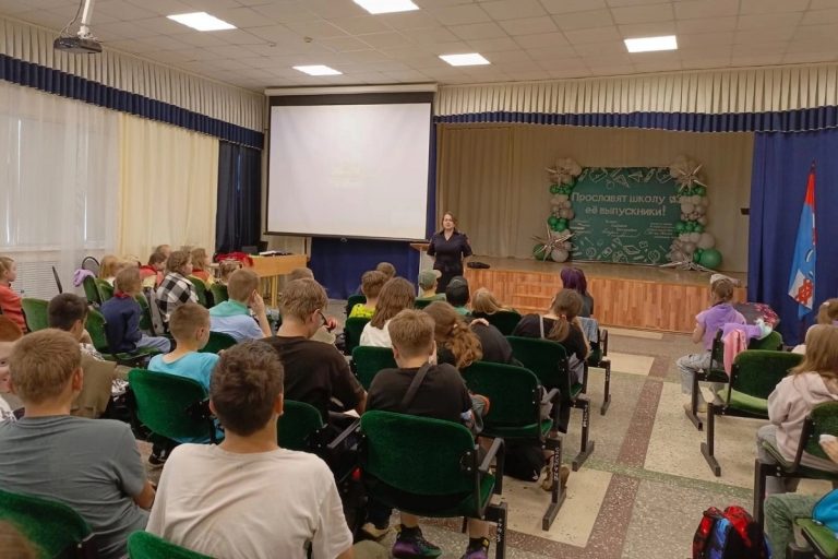 Сотрудники Госавтоинспекции проводят занятия с детьми в Тверской области