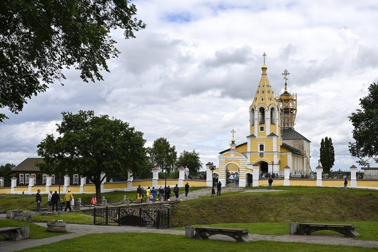 В Тверской области открыли мемориальную доску протоиерею Алексию Злобину