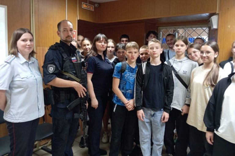 Тверские полицейские встретились с воспитанниками пришкольного лагеря