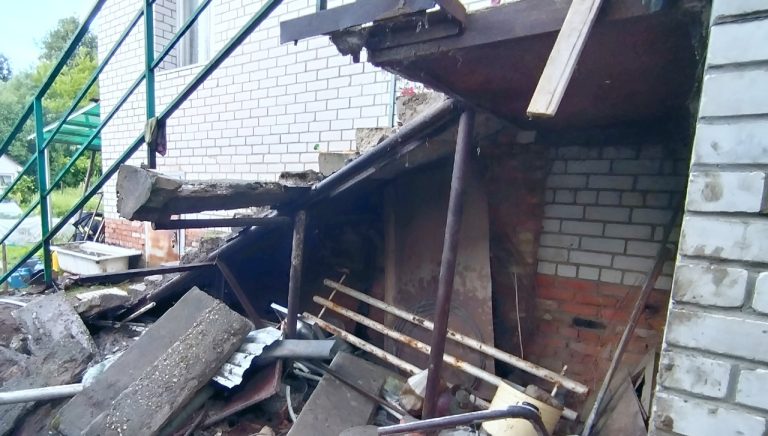 Обрушившееся крыльцо дома похоронило заживо жителя Тверской области