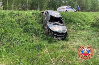 В Тверской области из-за лопнувшего колеса машина вылетела с дороги