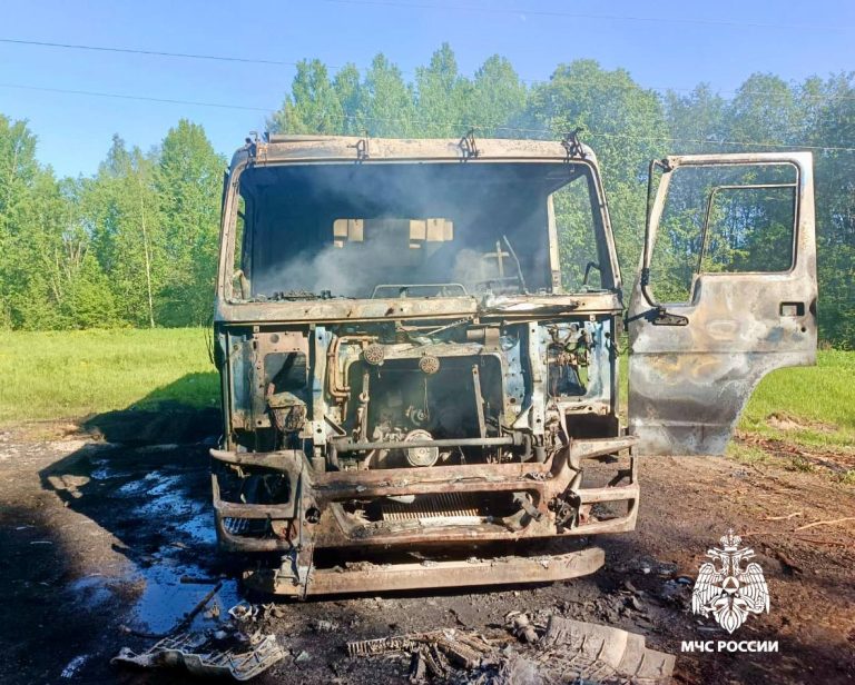Водителя самосвала убило током при разгрузке в Тверской области