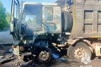 Водителя самосвала убило током при разгрузке в Тверской области
