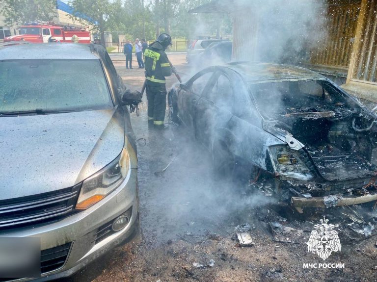 В Тверской области на парковке до тла сгорел Mercedes
